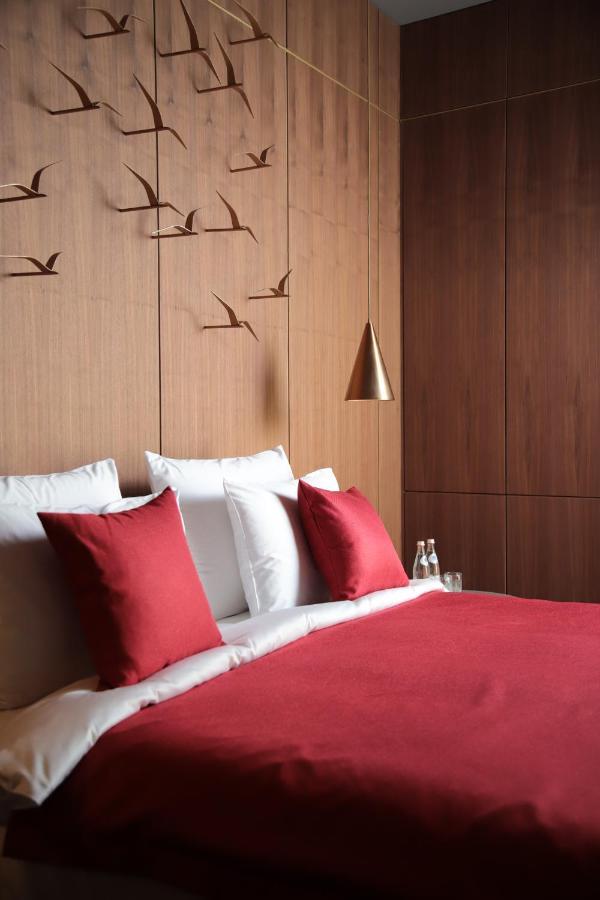 The Veil Hotel Astana Buitenkant foto A bed with cushions