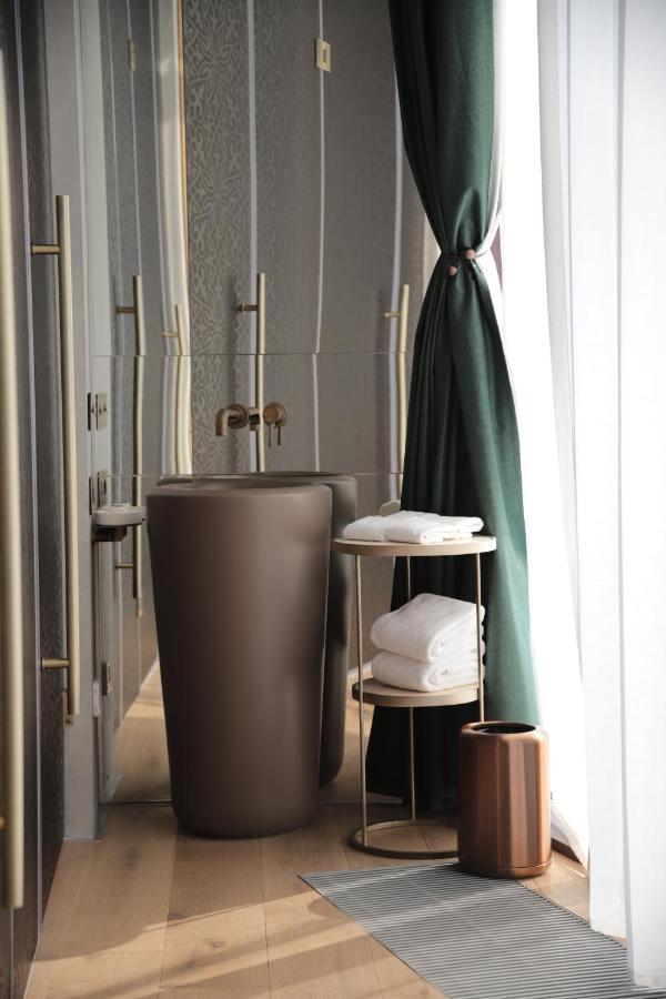 The Veil Hotel Astana Buitenkant foto Bathroom